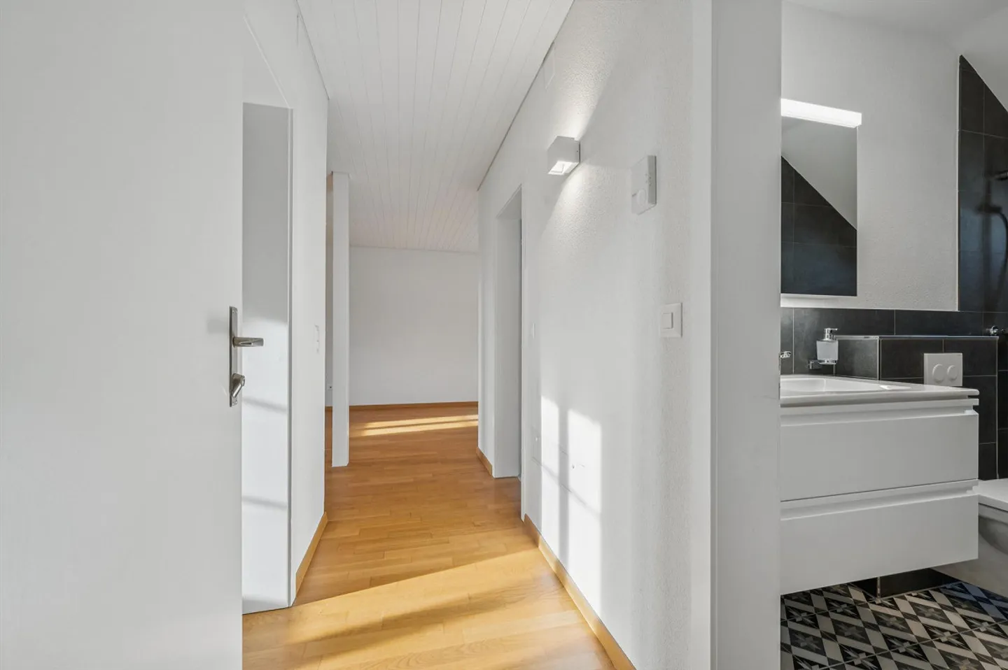 Charmante, nouvellement rénové appartement 2.5 pièces - Photo 4 sur 11