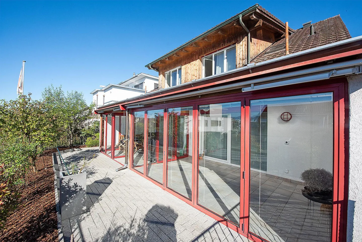 Centrally located and quiet 8-room detached house with 1.5-room granny flat and party room - Photo 3 of 4