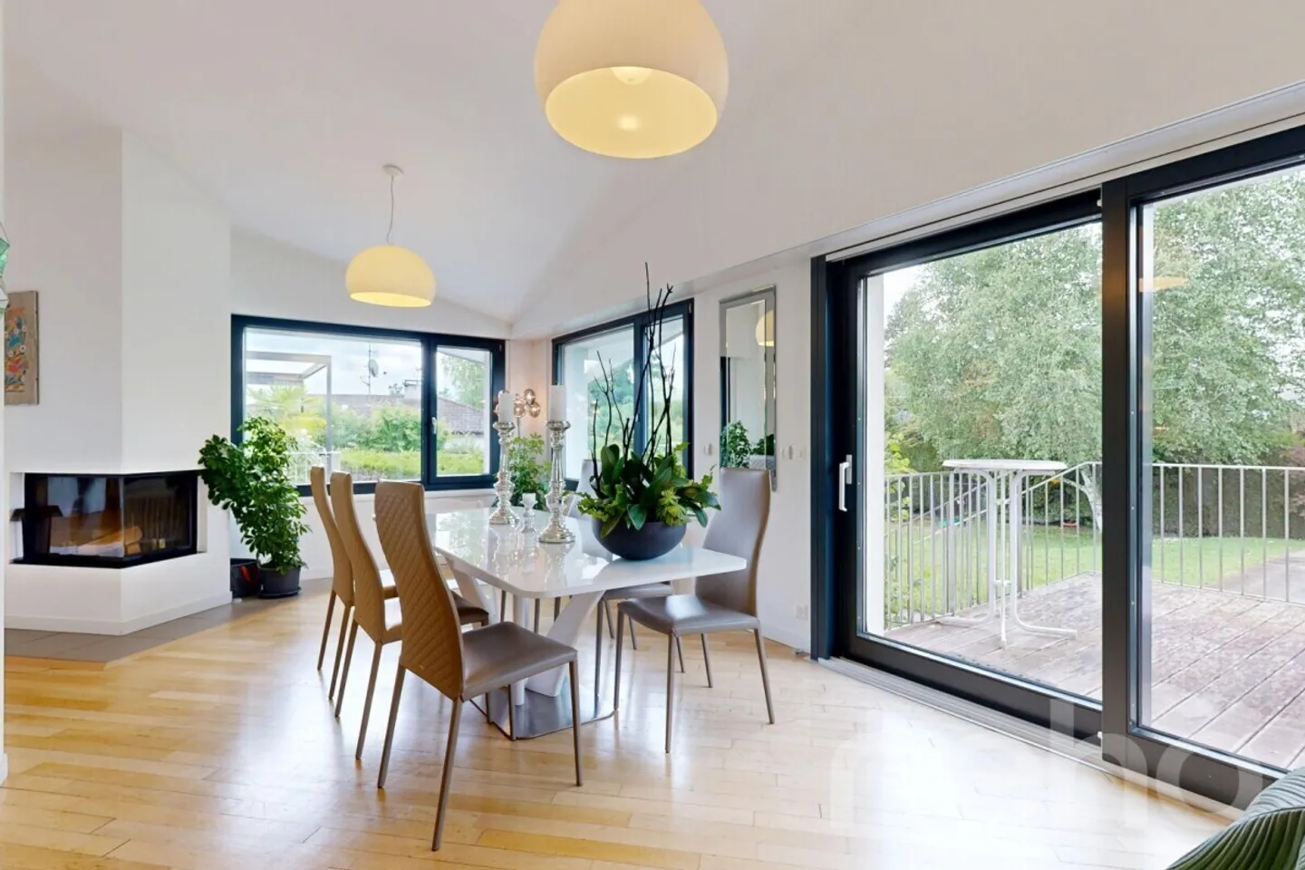 Villa rénovée avec goût, jardin, piscine et superbes volumes - Photo 5 sur 13