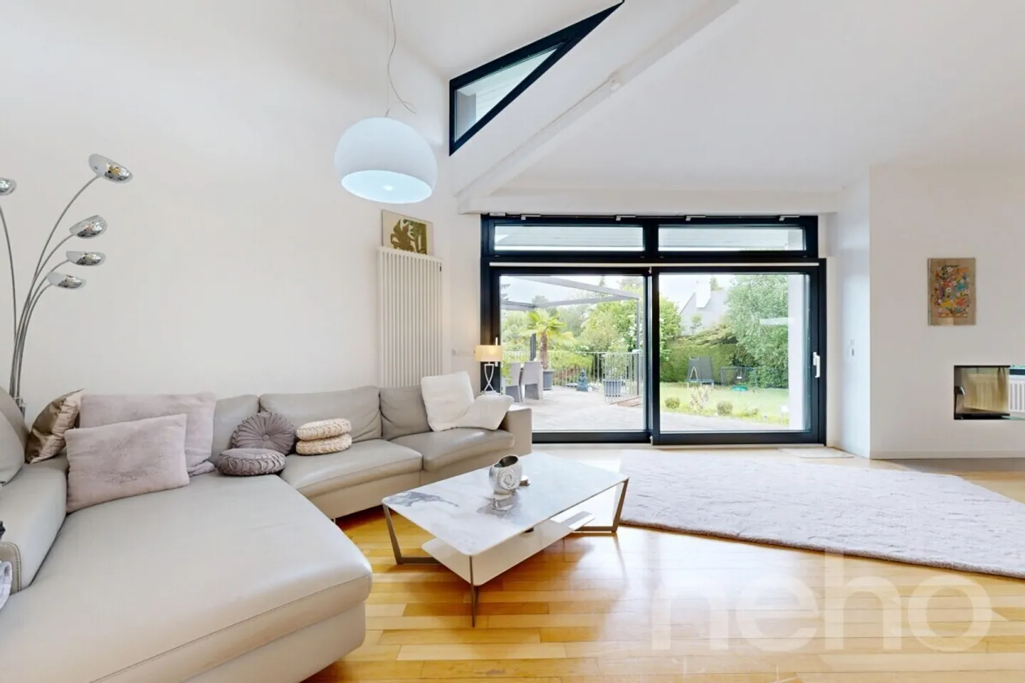Villa rénovée avec goût, jardin, piscine et superbes volumes - Photo 4 sur 13