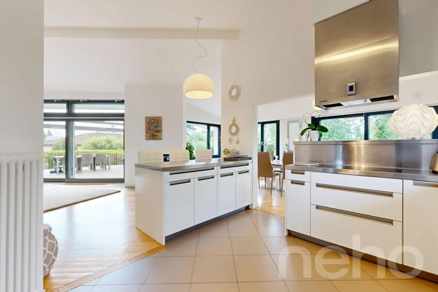 Villa rénovée avec goût, jardin, piscine et superbes volumes - Photo 8 sur 13