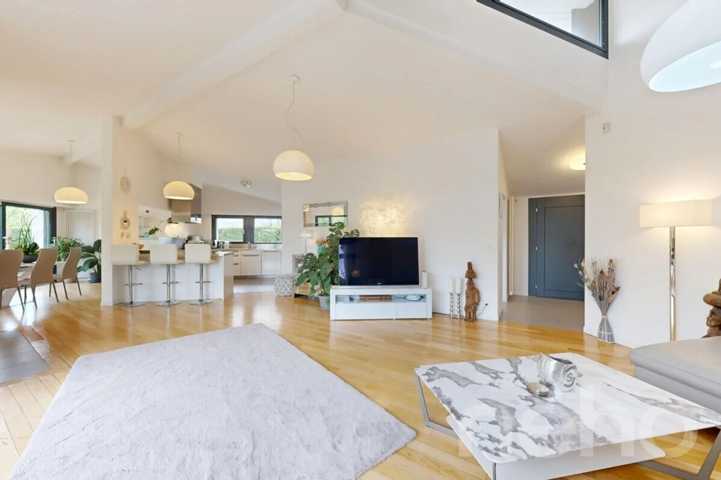 Villa rénovée avec goût, jardin, piscine et superbes volumes - Photo 2 sur 13