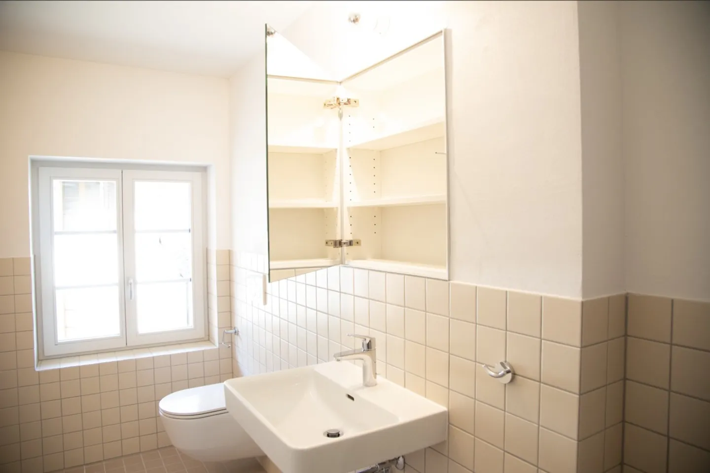 Unique Opportunity! Spacious 4.5-Room Apartment with Charm - Photo 8 of 13