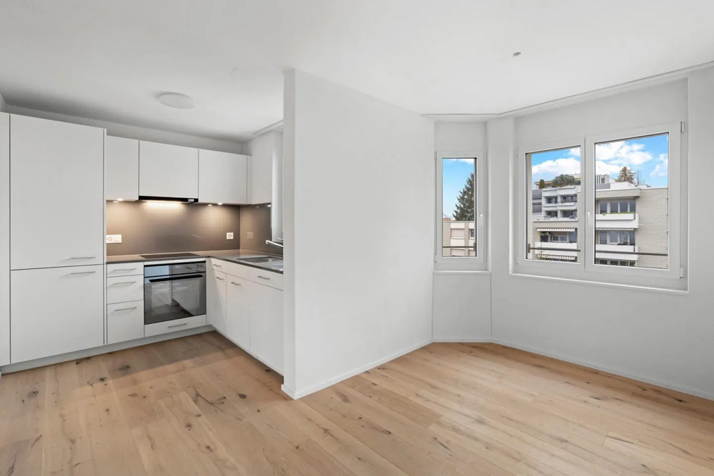 FIRST RENTAL after COMPLETE RENOVATION! 4.5-room apartment! NEW PHOTOS! - Photo 2 of 15