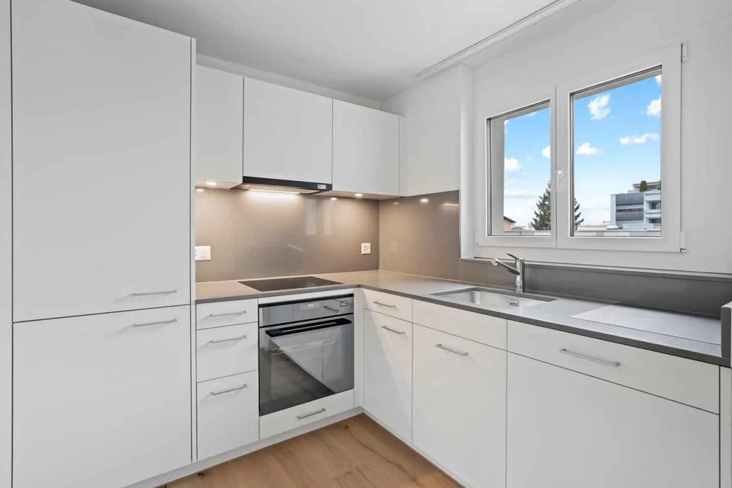 FIRST RENTAL after COMPLETE RENOVATION! 4.5-room apartment! NEW PHOTOS! - Photo 3 of 15