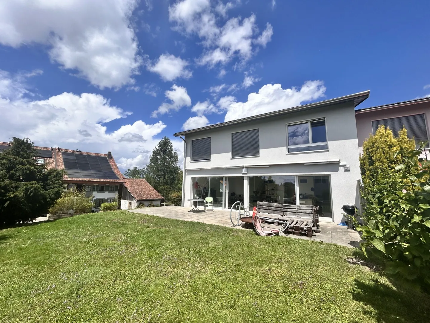 Bella villa bifamiliare nel cuore della campagna e a due passi dai negozi! - Foto 1 di 13