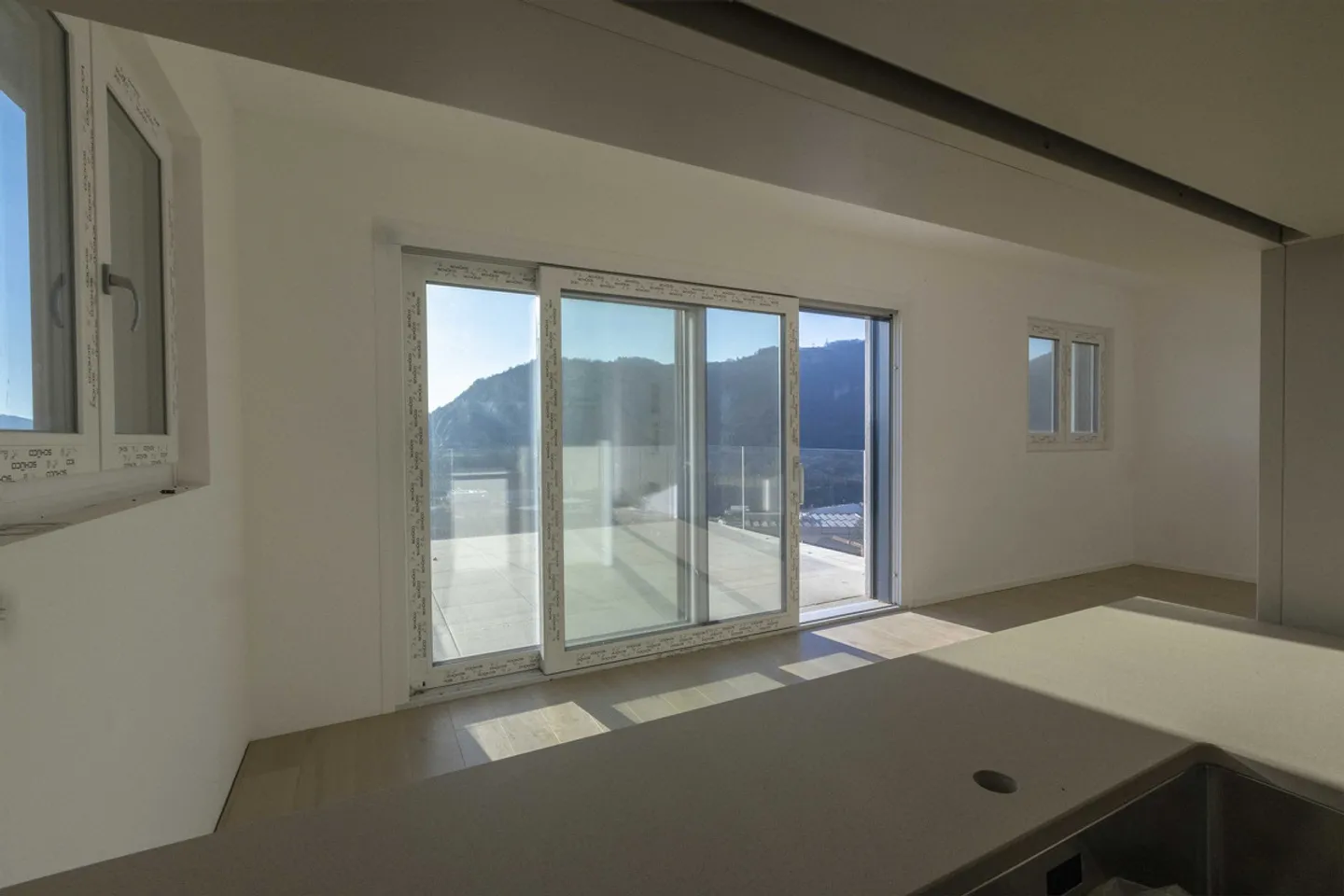 Moderne 3.5-Zimmer-Dachwohnung in neuer Residenz in Mendrisio - Foto 4 von 11