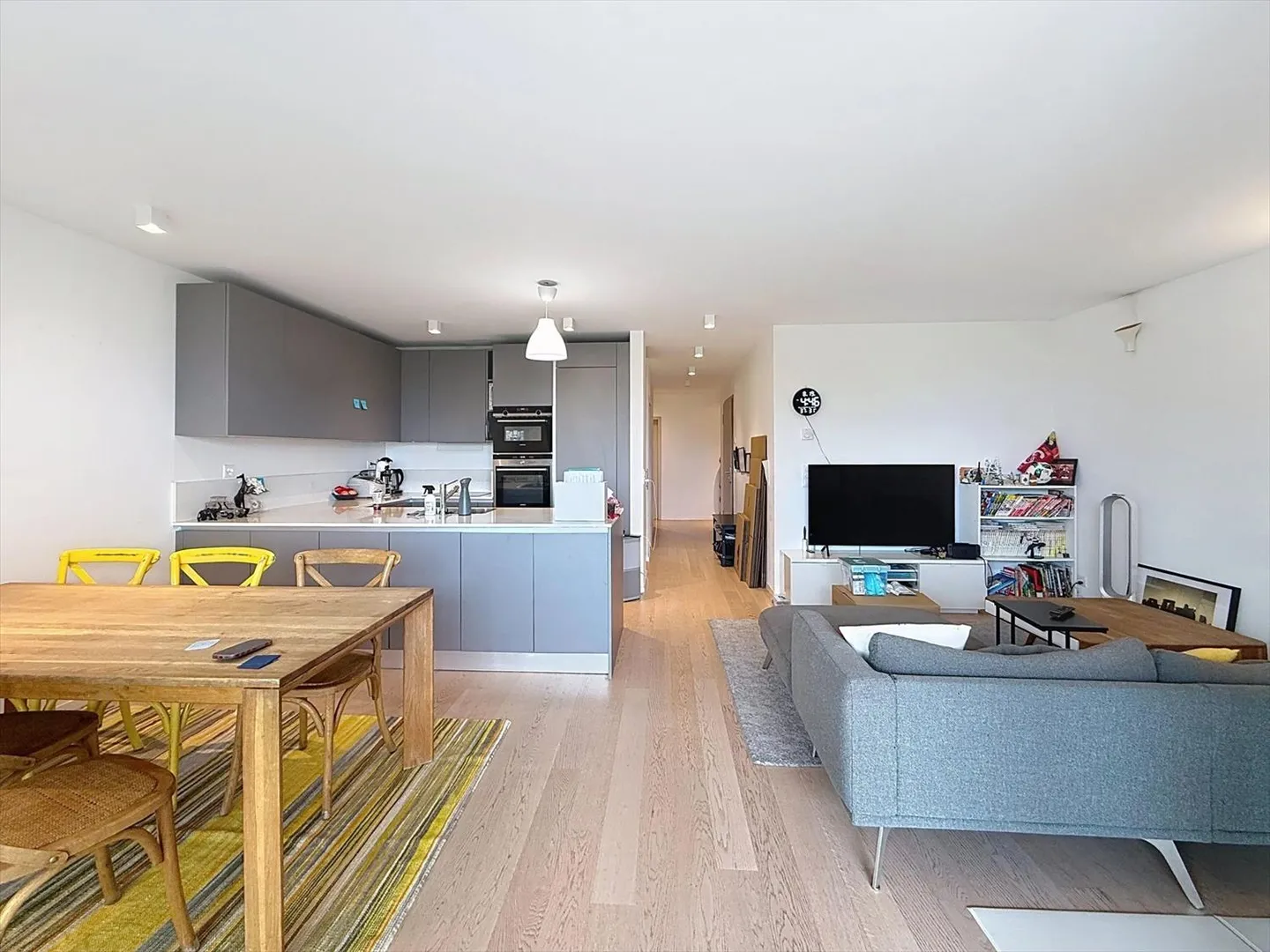 Bellissimo appartamento moderno con grande balcone e vista libera - Foto 3 di 8