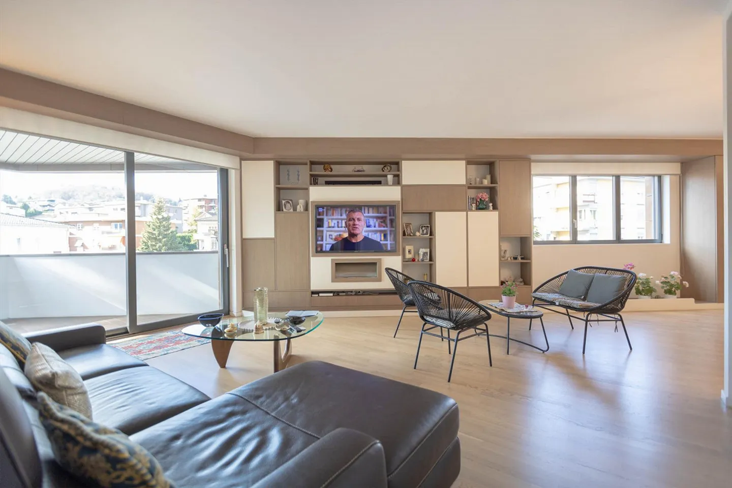 Spacious 4.5-room apartment with high quality finishes and terrace in Breganzona - Photo 3 of 9