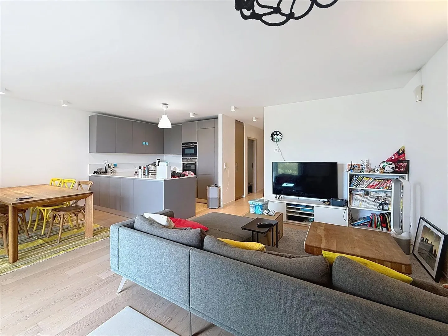 Bellissimo appartamento moderno con grande balcone e vista libera - Foto 4 di 8