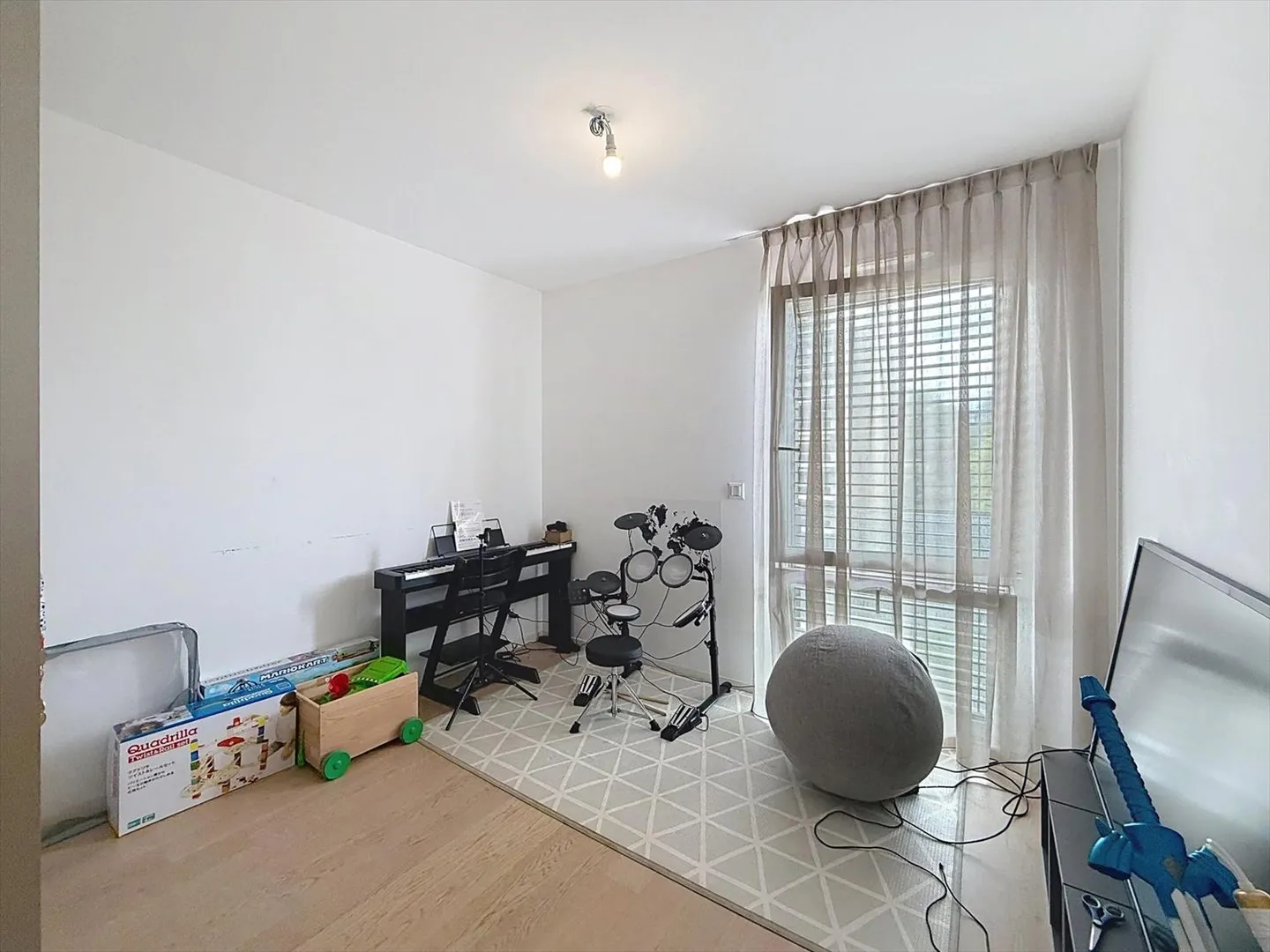 Bellissimo appartamento moderno con grande balcone e vista libera - Foto 5 di 8