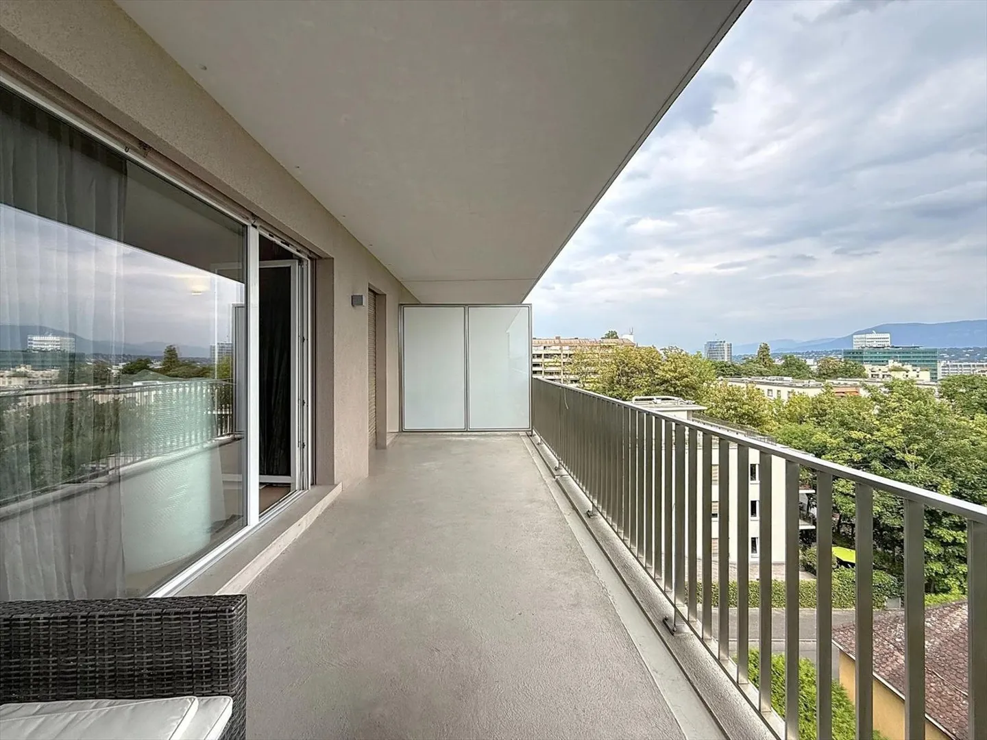 Bellissimo appartamento moderno con grande balcone e vista libera - Foto 8 di 8