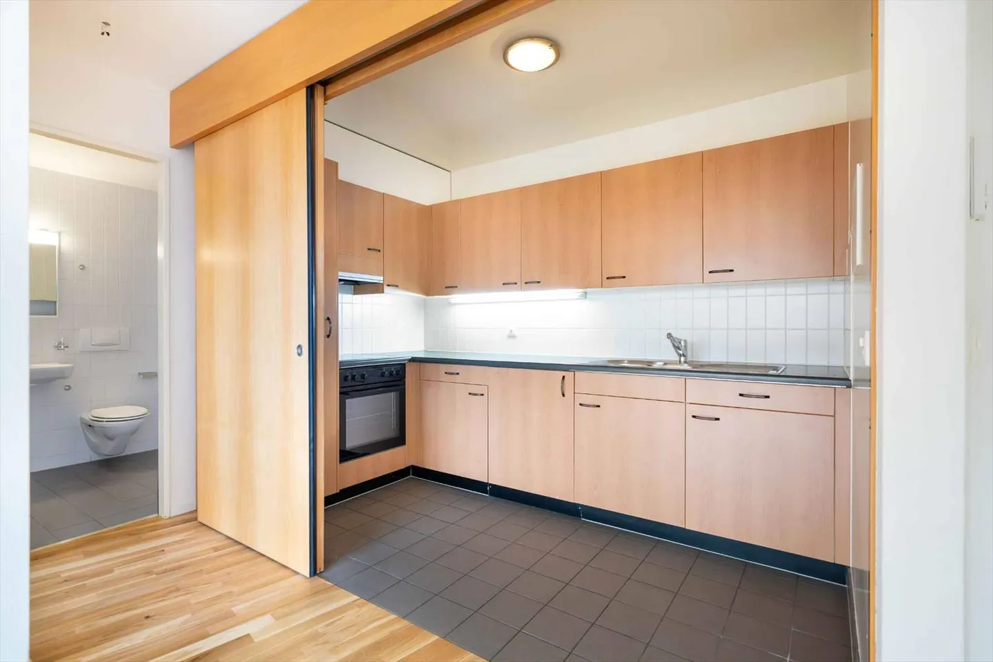 Charming 2-room apartment - quiet, green and central - Photo 4 of 7