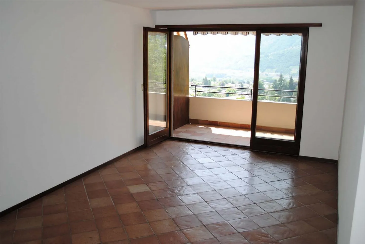 2.5 ROOMS WITH TERRACE IN RESIDENCE WITH POOL IN COMANO - Photo 4 of 9