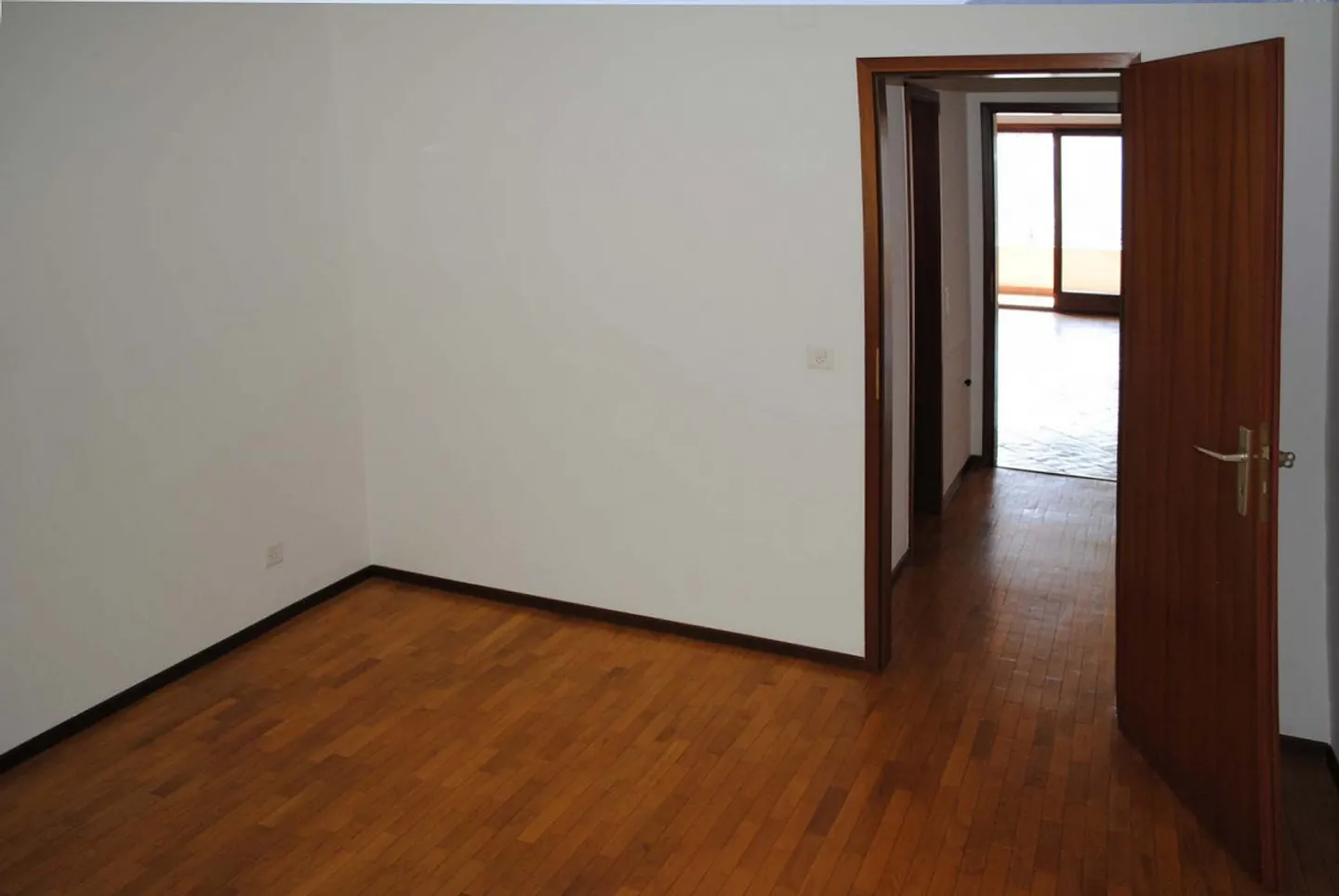 2.5 ROOMS WITH TERRACE IN RESIDENCE WITH POOL IN COMANO - Photo 7 of 9