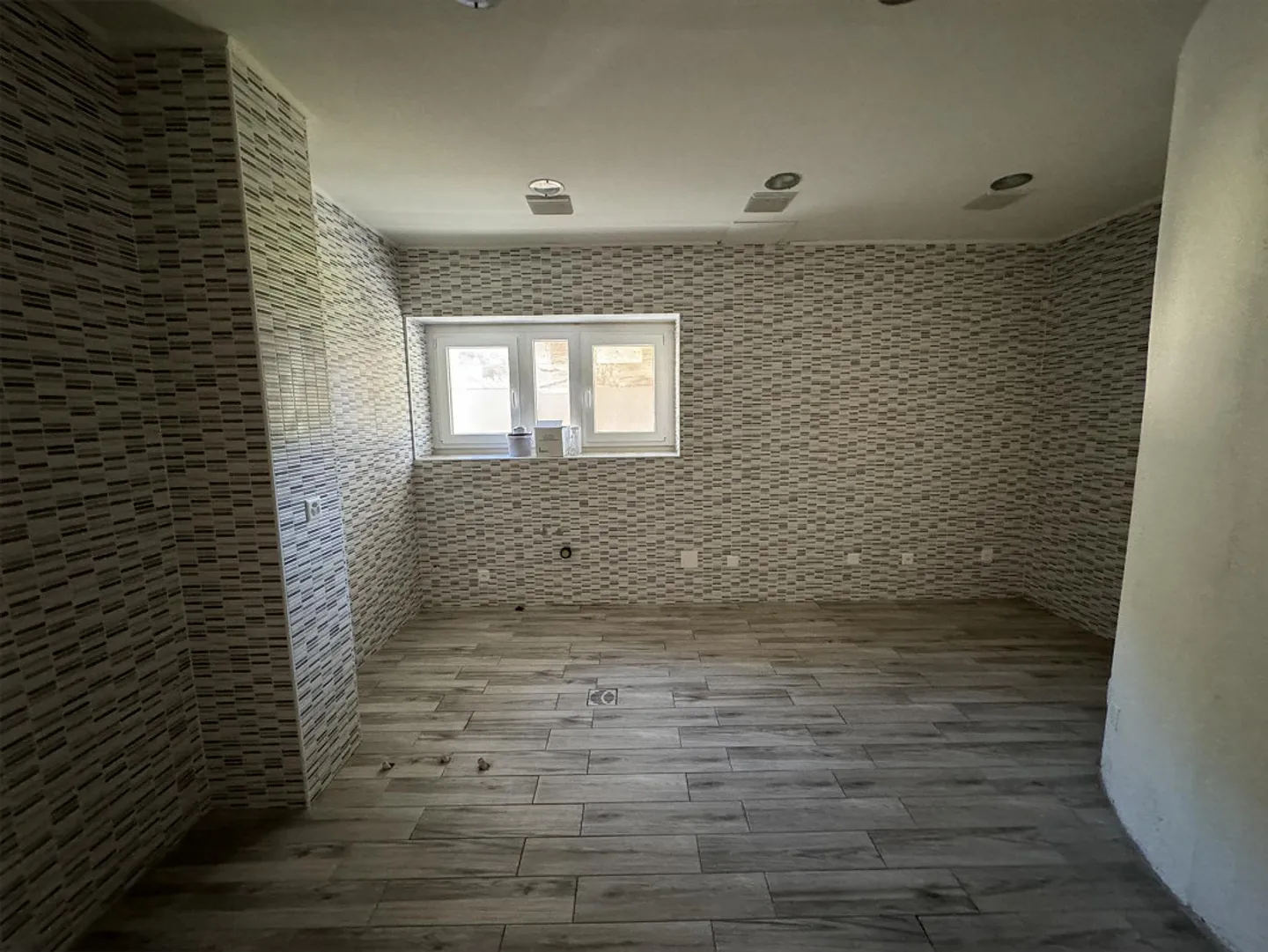 GEWERBLICHES UND WOHNGEBAEUDE FÜR EINKOMMEN - MENDRISIO ZENTRUM - Foto 28 von 30