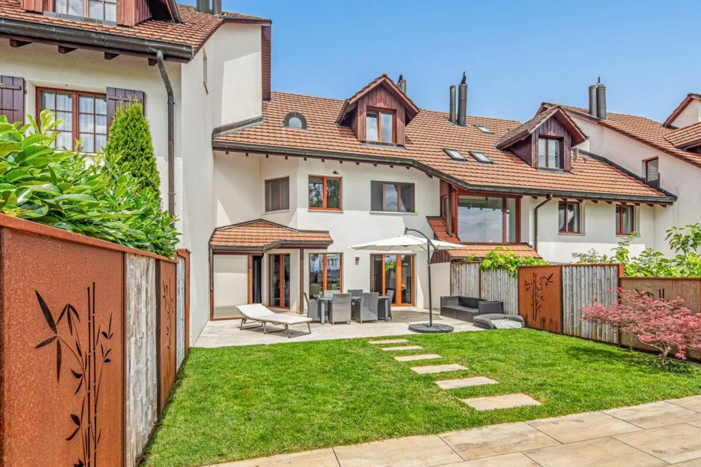 Maison de ville élégante de 5,5 pièces avec vue sur les Alpes et oasis de bien-être - Photo 3 sur 15