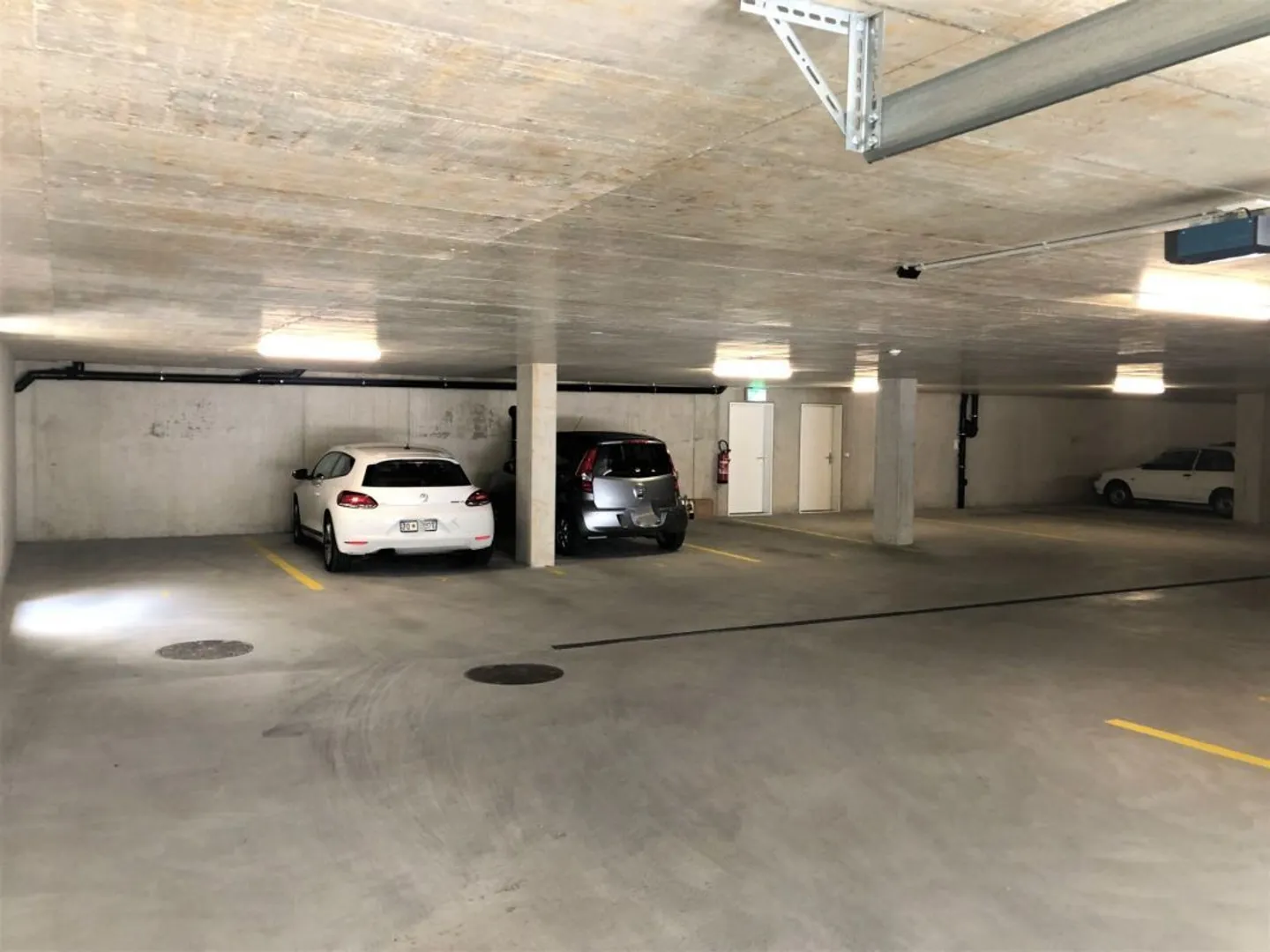 In moderner, geschlossener Einstellhalle Abstellplatz zu vermieten - Foto 1 von 5