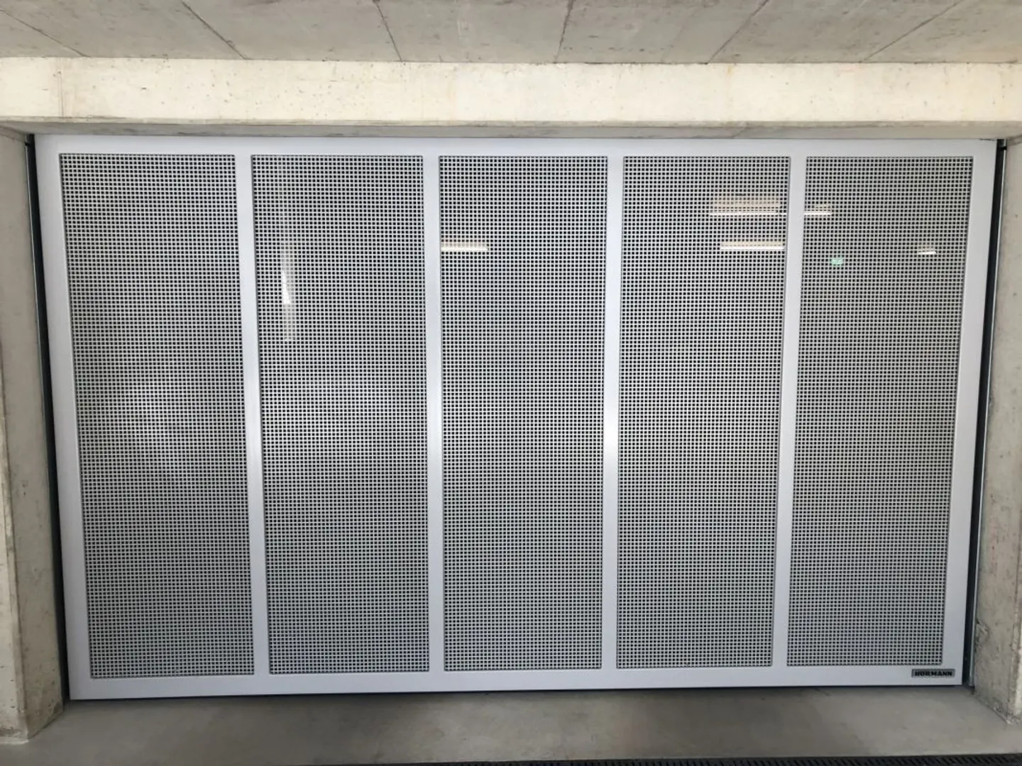 In moderner, geschlossener Einstellhalle Abstellplatz zu vermieten - Foto 5 von 5