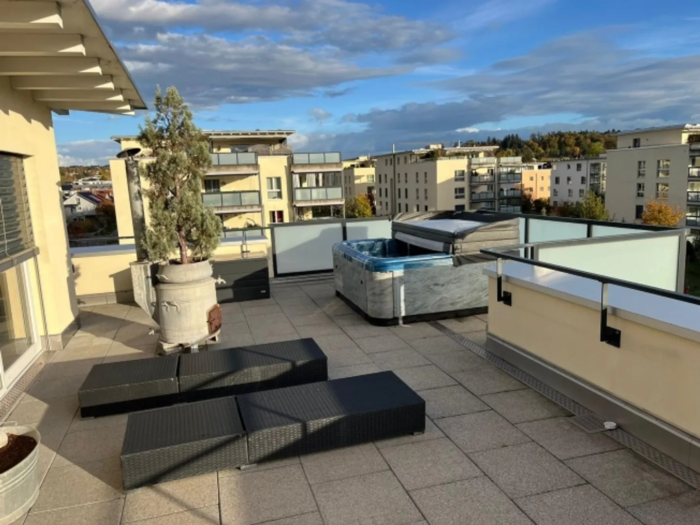 Appartement en attique avec grande terrasse à Lyss - Photo 1 sur 11