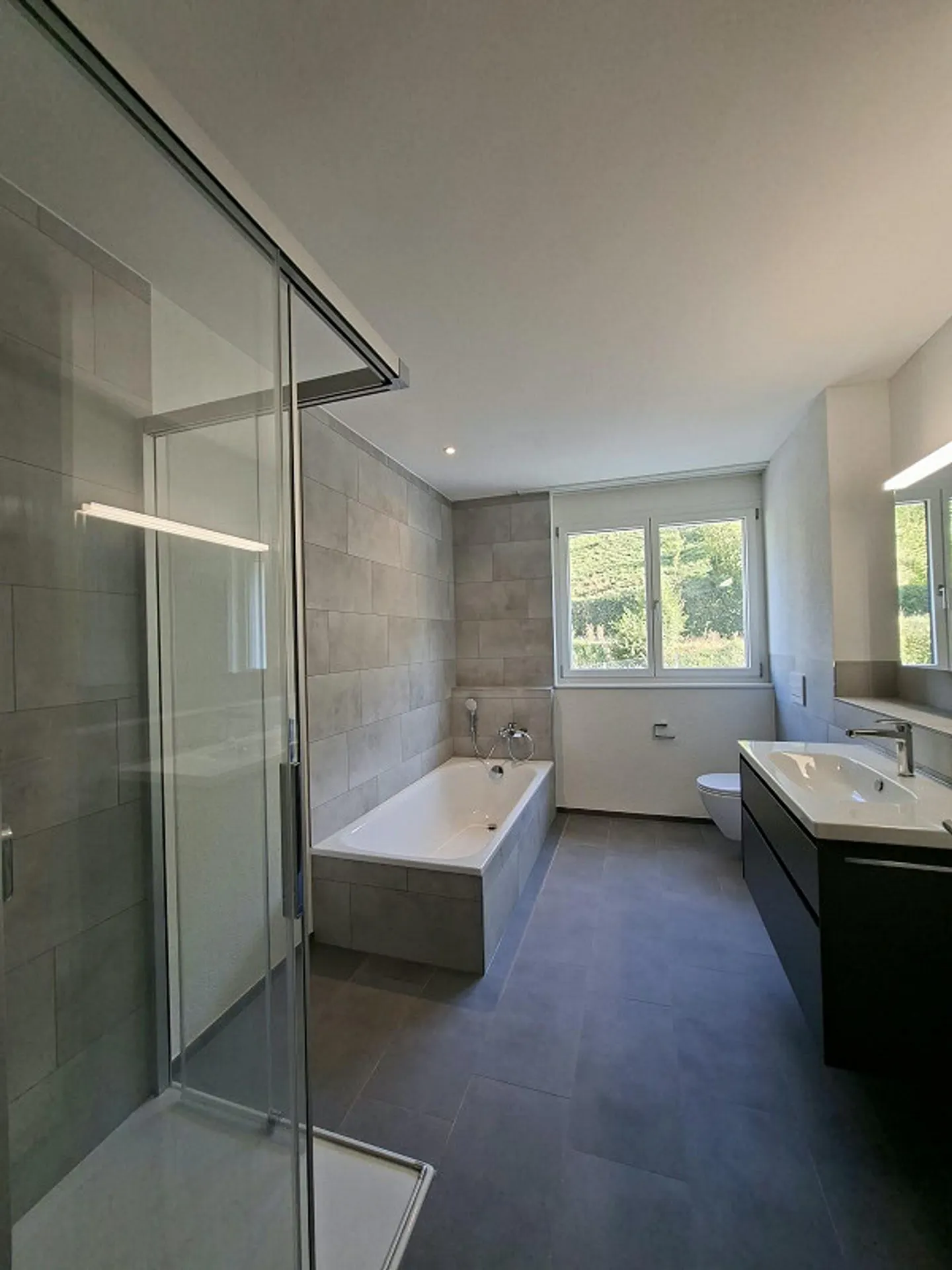 Appartement de 3,5 pièces moderne équipé - Photo 3 sur 8
