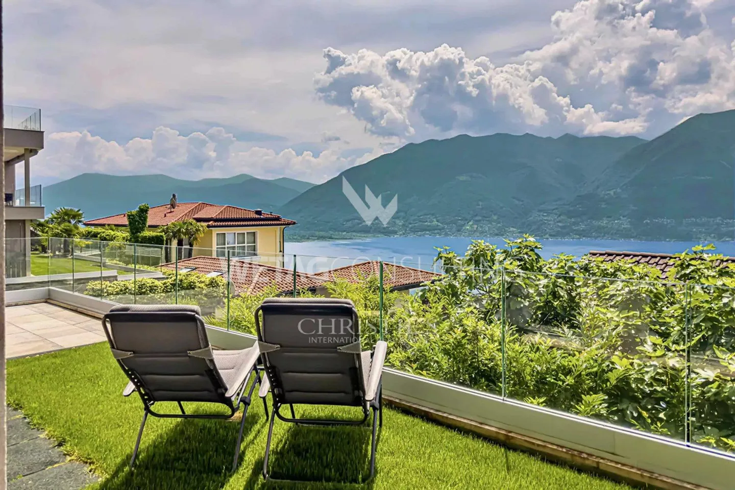 Residenza Cedrus: Appartamento moderno con giardino e vista lago mozzafiato - Foto 1 di 13