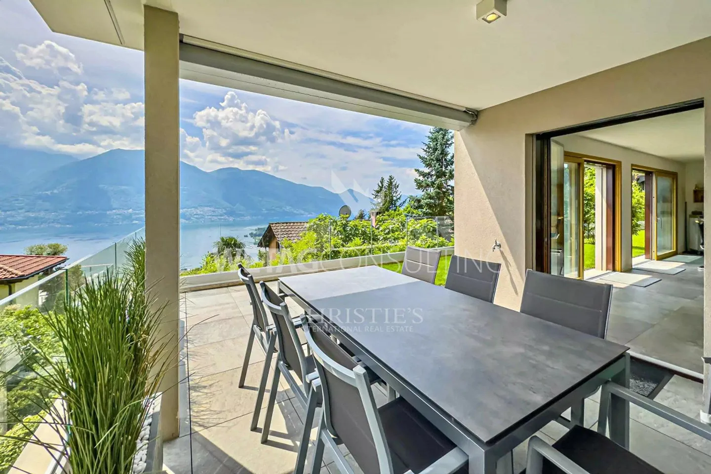 Residenza Cedrus: Appartamento moderno con giardino e vista lago mozzafiato - Foto 2 di 13