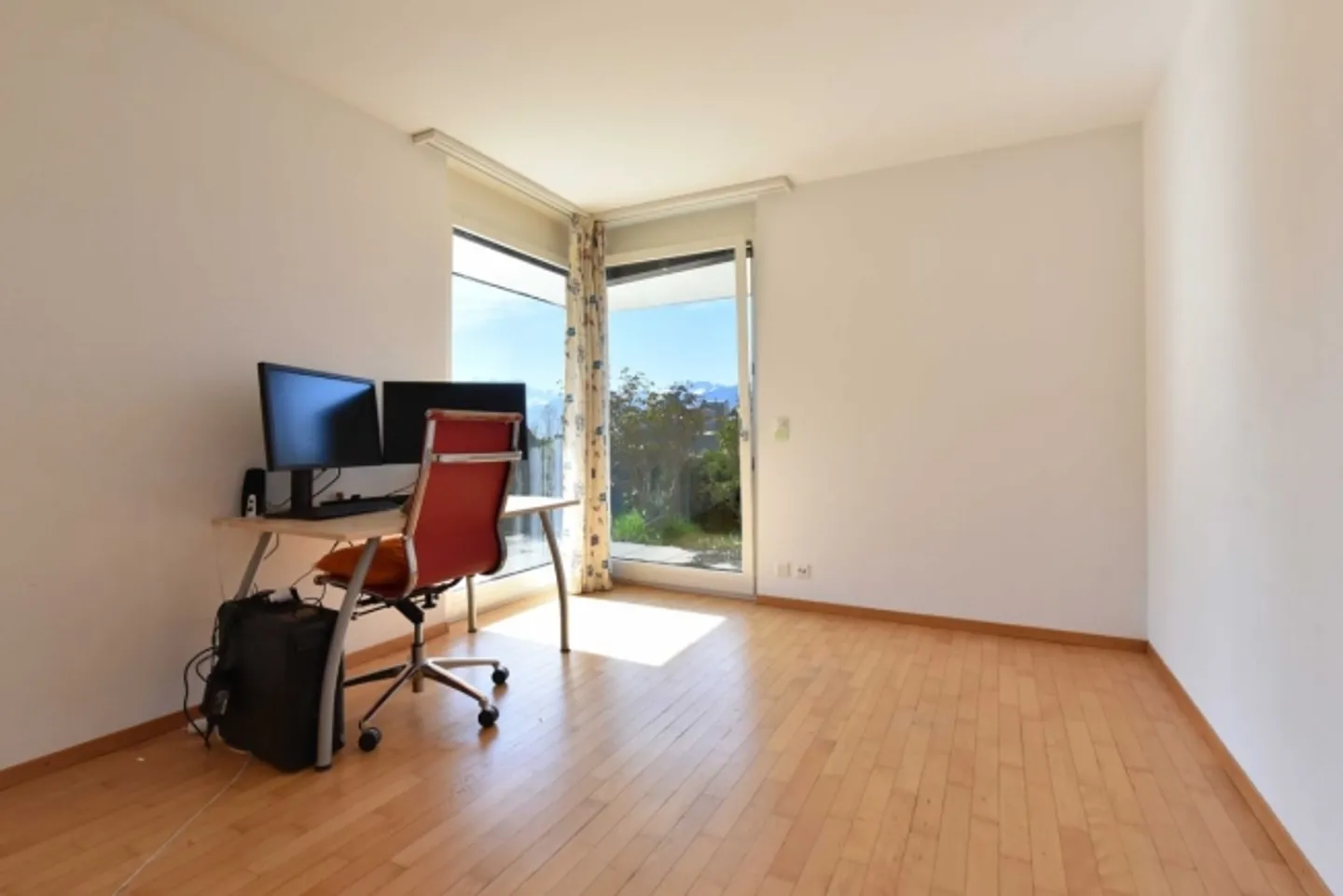 Ground floor apartment with large panoramic terrace in Montreux - Photo 4 of 9