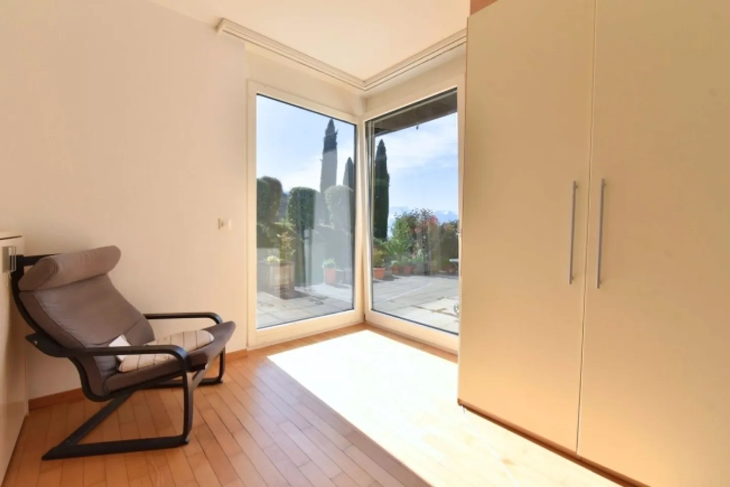 Ground floor apartment with large panoramic terrace in Montreux - Photo 5 of 9