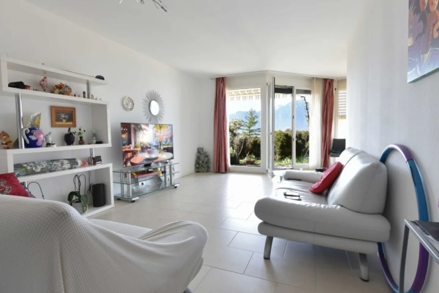 Ground floor apartment with large panoramic terrace in Montreux - Photo 3 of 9