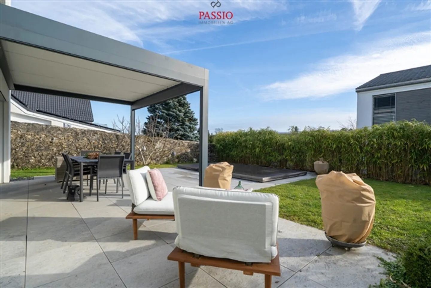 4.5-Room End Row House with Pool & High-Quality Finish Near the Lake - Photo 2 of 20