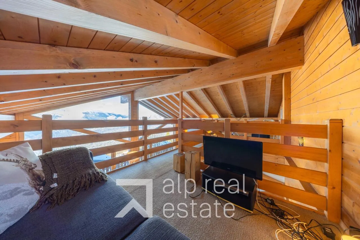 Magnificent chalet in a quiet location with panoramic views - Photo 5 of 13