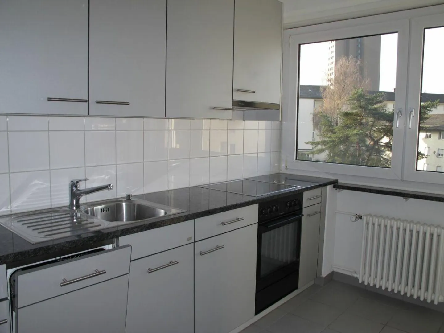 Appartement attrayant de 4 pièces dans un emplacement central à Zurich-Seebach - Photo 3 sur 5