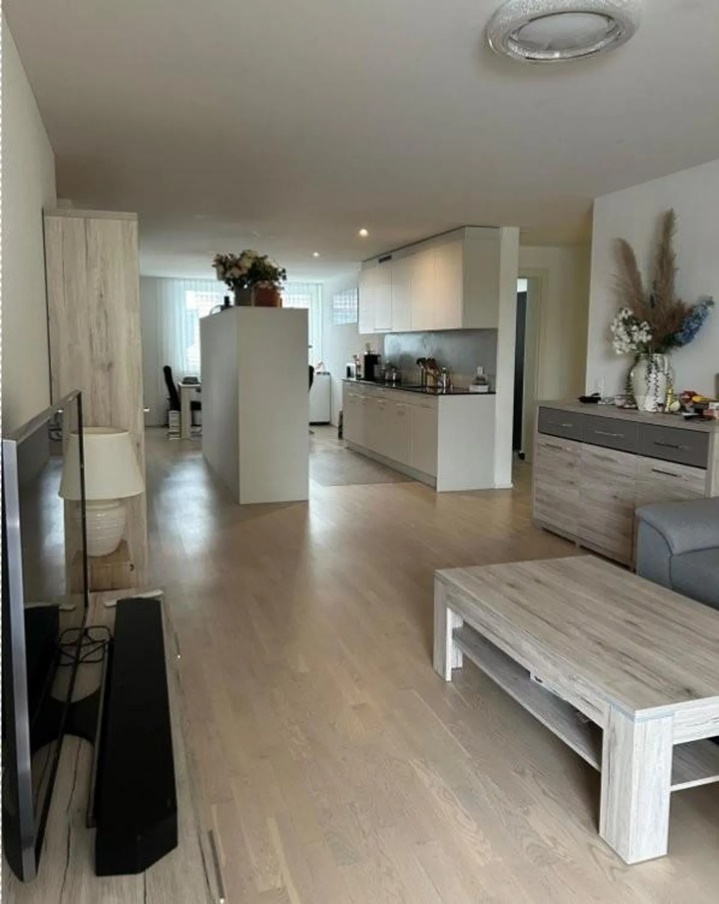 La tua nuova casa: Elegante appartamento di 4,5 stanze in una posizione privilegiata a Hedingen - Foto 1 di 9