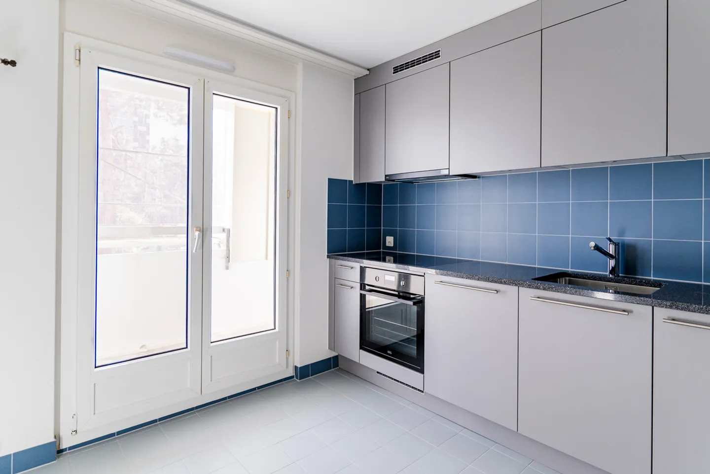 APPARTEMENT AVEC BALCON ET ACCÈS AU LIFT RÉNOVATION - Photo 2 sur 12