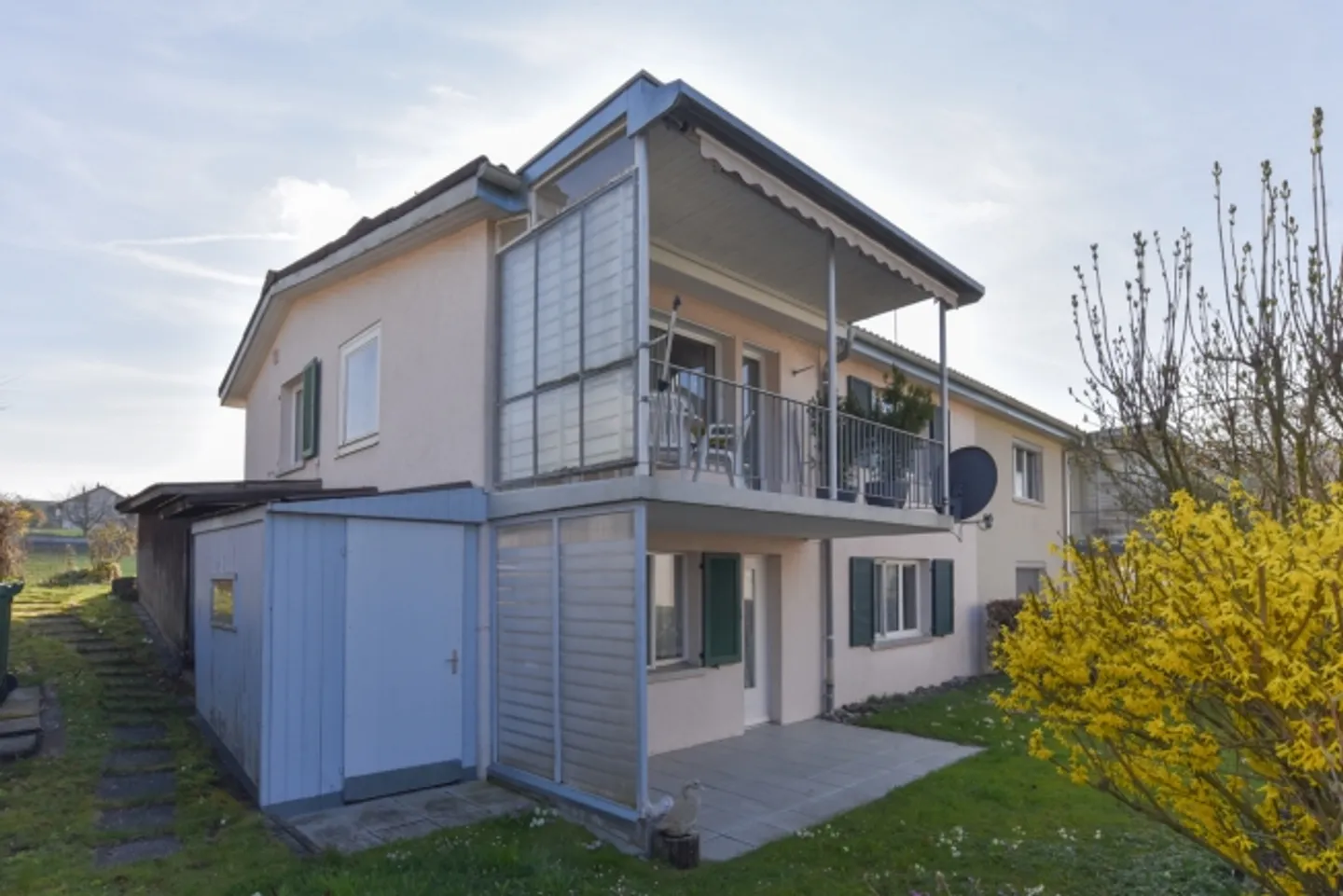 Casa bifamiliare di 5 stanze in una posizione tranquilla, soleggiata e vicina alla natura con un bel giardino - Foto 4 di 14