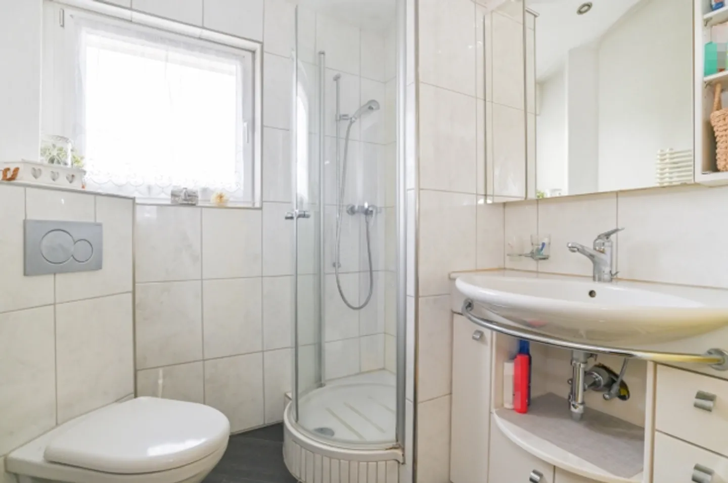 Casa bifamiliare di 5 stanze in una posizione tranquilla, soleggiata e vicina alla natura con un bel giardino - Foto 10 di 14