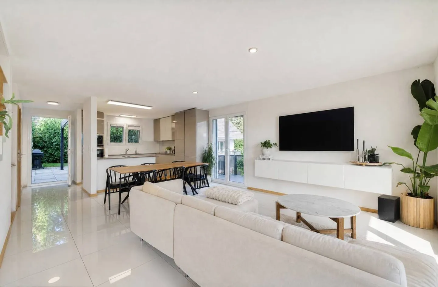 Villa mitoyenne de 5,5 pièces avec espace de jardin privatif de 200m2 - Photo 1 of 12