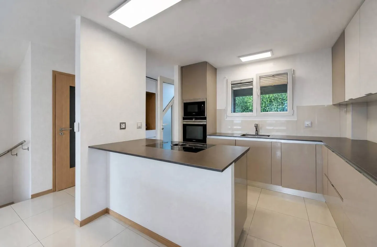 Villa mitoyenne de 5,5 pièces avec espace de jardin privatif de 200m2 - Photo 2 of 12