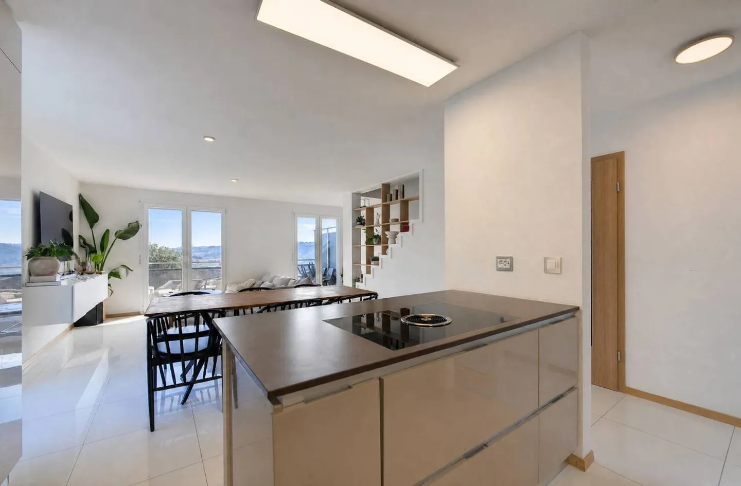 Villa mitoyenne de 5,5 pièces avec espace de jardin privatif de 200m2 - Photo 3 of 12