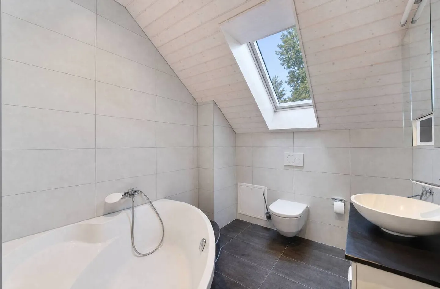 Villa mitoyenne de 5,5 pièces avec espace de jardin privatif de 200m2 - Photo 6 of 12