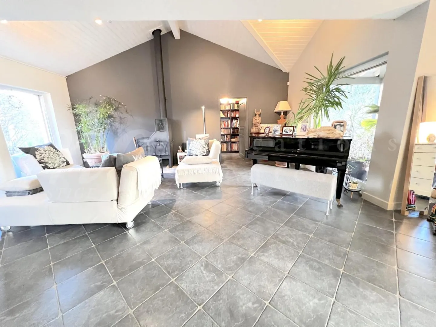 VERY BEAUTIFUL SINGLE-FAMILY HOUSE WITH 250 m2 OF LIVING SPACE AND LARGE SOUTH GARDEN WITH 1100 m2 SURROUNDINGS - Photo 2 of 9