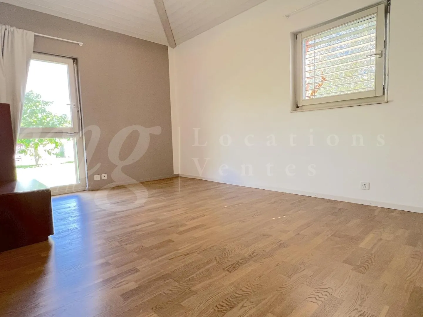 VERY BEAUTIFUL SINGLE-FAMILY HOUSE WITH 250 m2 OF LIVING SPACE AND LARGE SOUTH GARDEN WITH 1100 m2 SURROUNDINGS - Photo 4 of 9