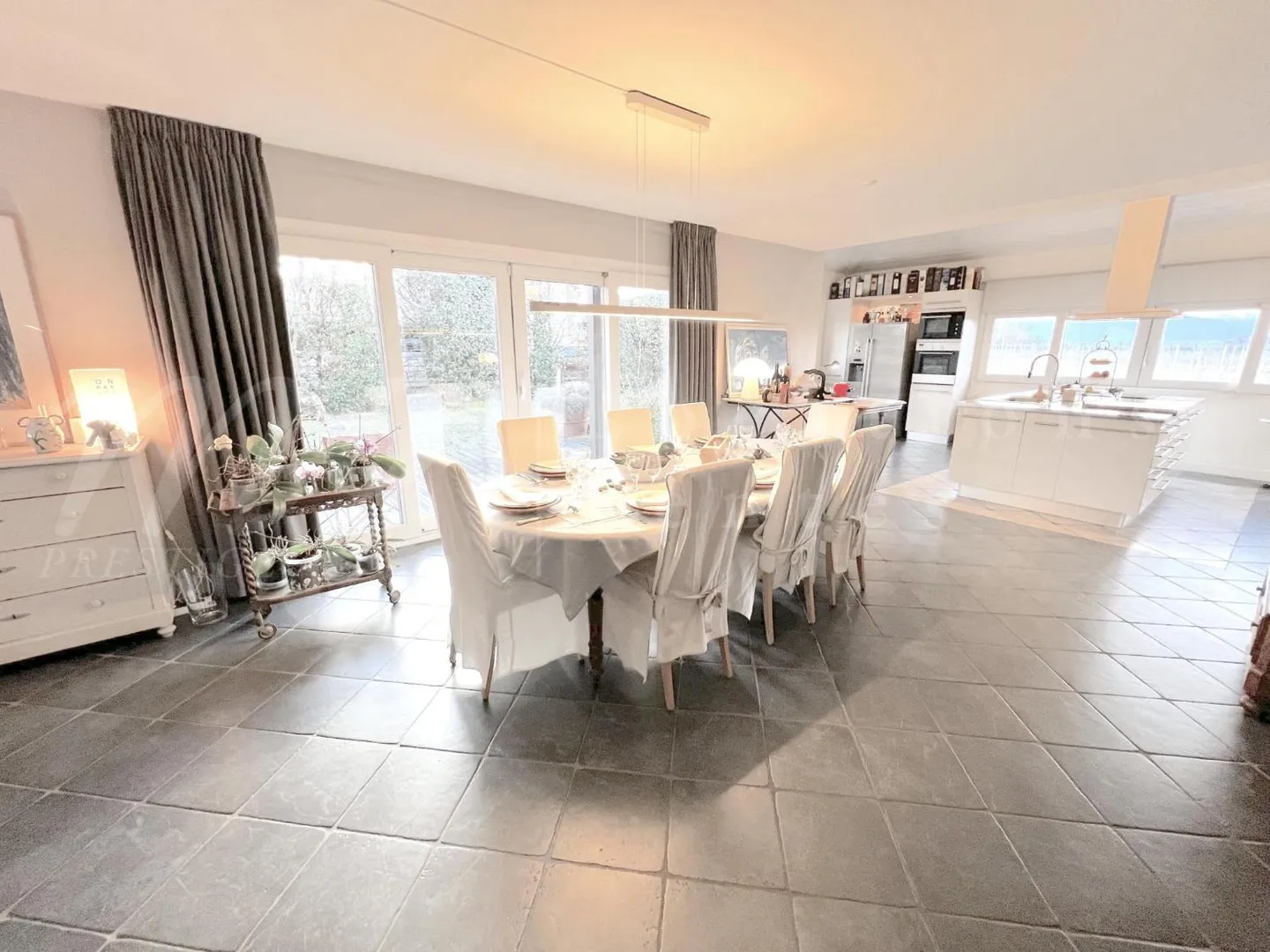 VERY BEAUTIFUL SINGLE-FAMILY HOUSE WITH 250 m2 OF LIVING SPACE AND LARGE SOUTH GARDEN WITH 1100 m2 SURROUNDINGS - Photo 3 of 9