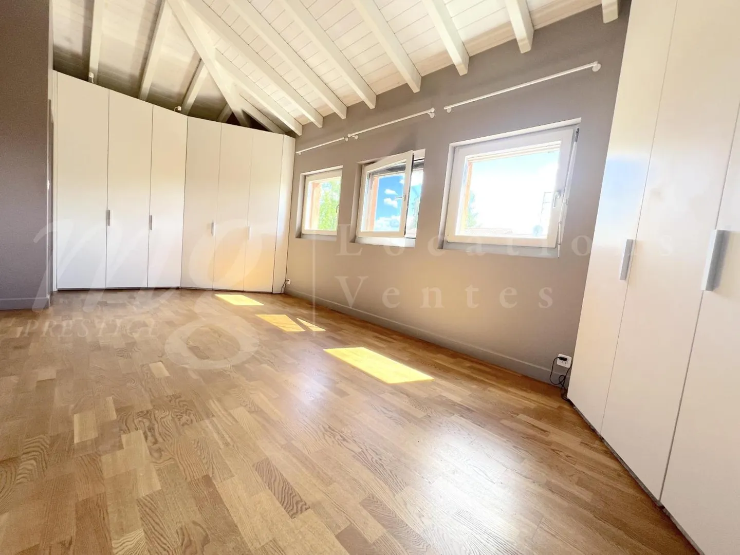 VERY BEAUTIFUL SINGLE-FAMILY HOUSE WITH 250 m2 OF LIVING SPACE AND LARGE SOUTH GARDEN WITH 1100 m2 SURROUNDINGS - Photo 7 of 9