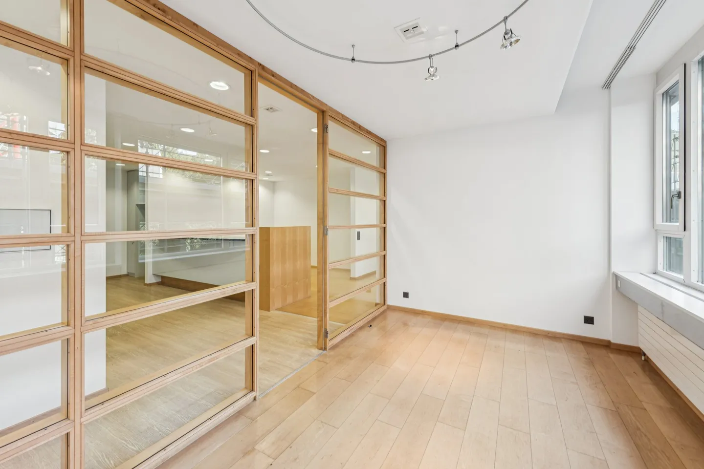 Office space for rent - Photo 2 of 10