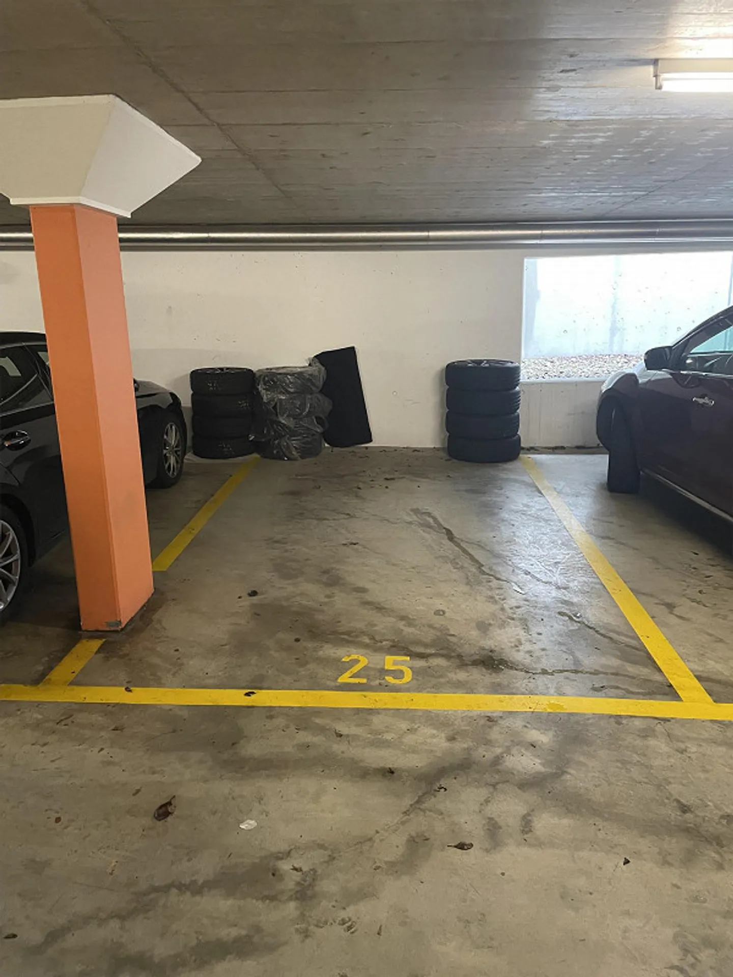 Place de stationnement pour véhicules à moteur à louer dans un emplacement central - Photo 1 sur 2