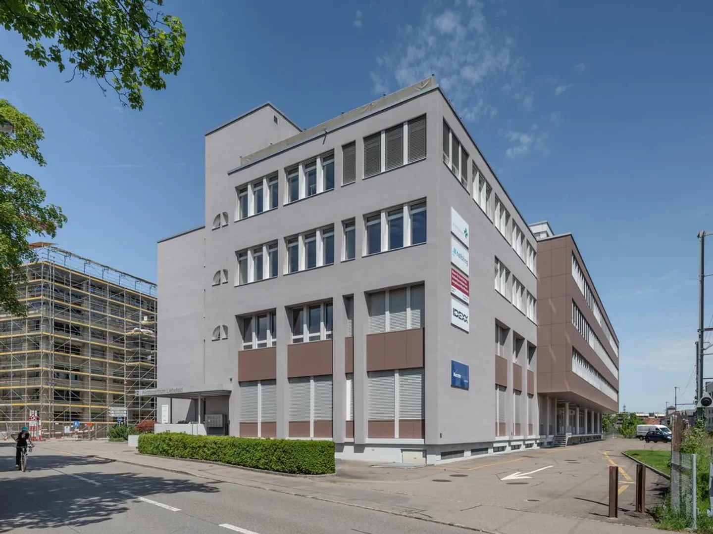 Espace commercial attrayant de 1486m2 à Liebefeld - Photo 1 sur 10