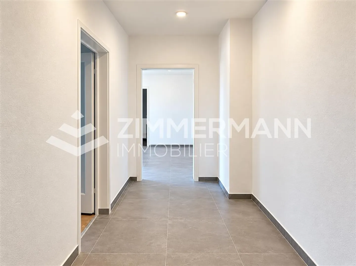 Charming Apartment with Lake View - Photo 4 of 7