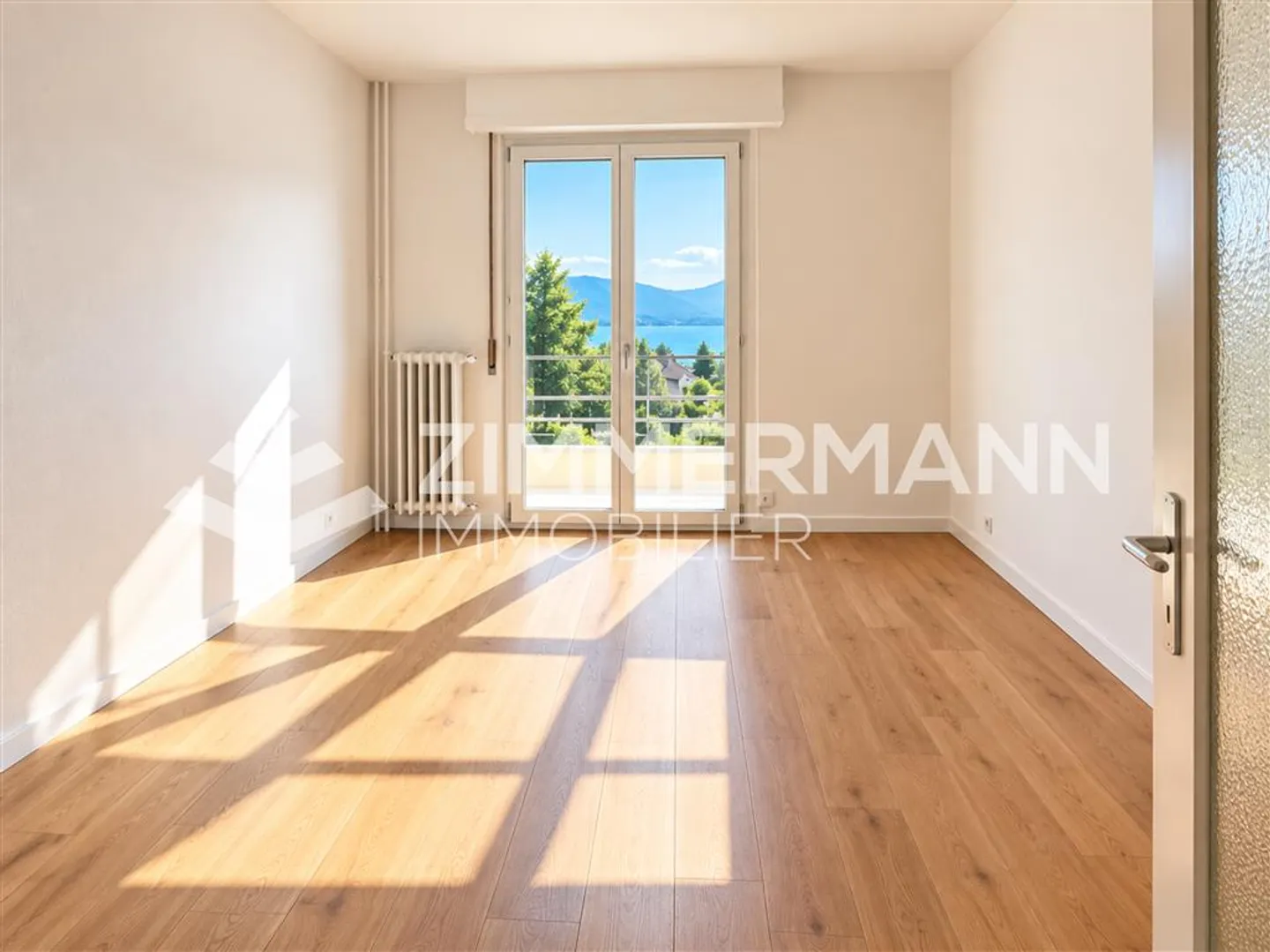 Charming Apartment with Lake View - Photo 6 of 7